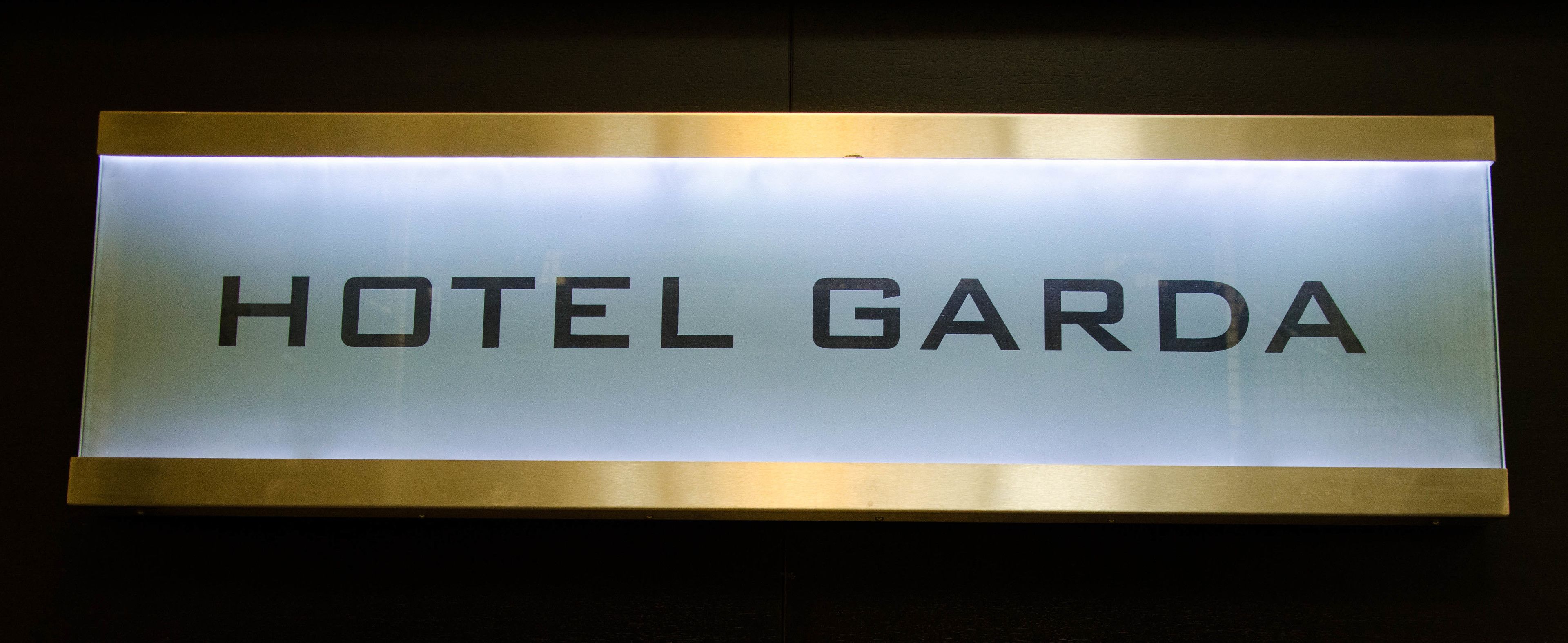 Une enseigne portant l’inscription « HÔTEL GARDA ».