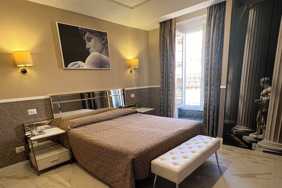Minibar, soundproofing, free WiFi, bed sheets