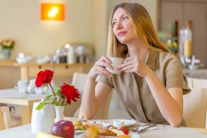 Déjeuner complet gratuit tous les jours
