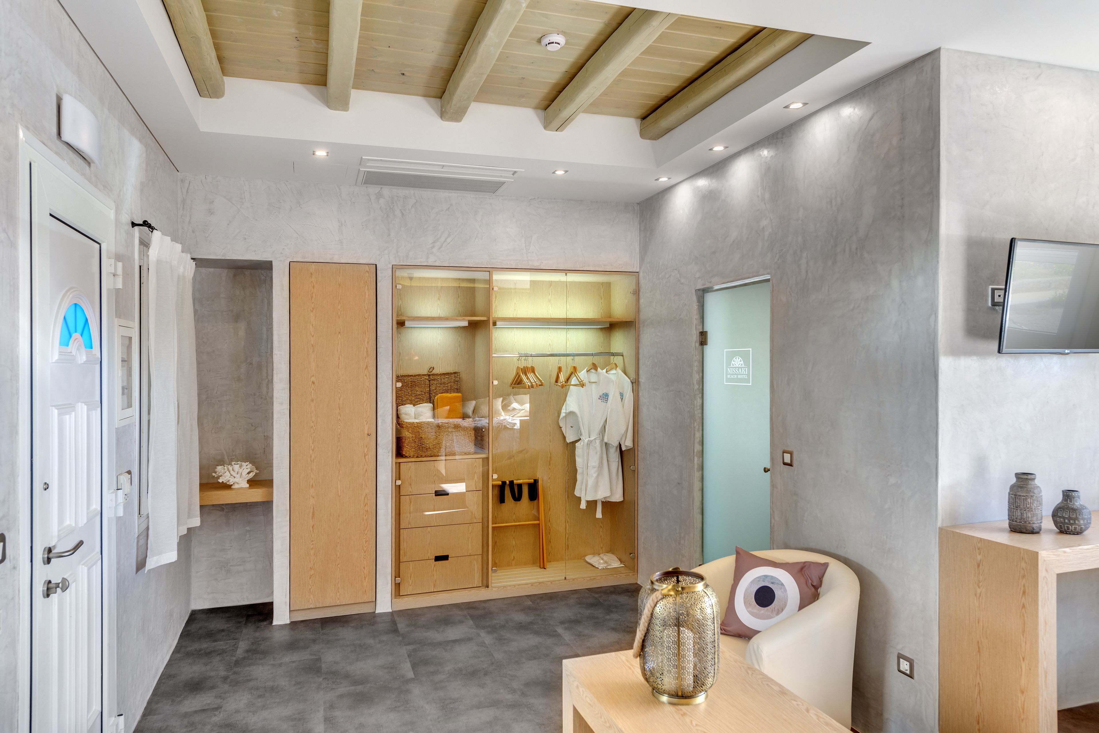 suite, pool view | room amenity