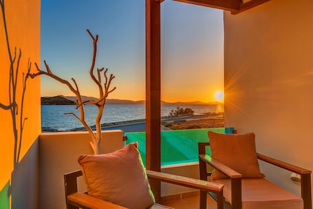 Junior Suite, Sea View | ํ
๋ผ์ค/ํํฐ์ค