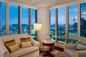 Premium bedding, down comforters, pillowtop beds, minibar - The Ritz-Carlton, Guangzhou (Guangzhou)