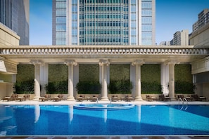 Piscine extérieure, chaises longues