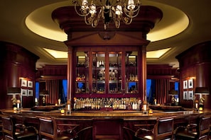 Bar (on property) - The Ritz-Carlton, Guangzhou (Guangzhou)