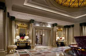 Interior entrance - The Ritz-Carlton, Guangzhou (Guangzhou)