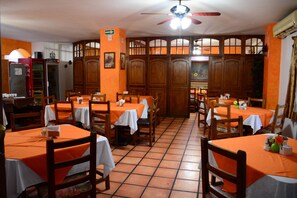 Desayuno a la carta todos los días (con cargo)
