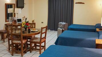 Escritorio, espacio para trabajar con laptop y wifi gratis