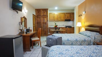 Habitación superior, 2 camas matrimoniales, cocina | Escritorio, espacio para trabajar con laptop y wifi gratis