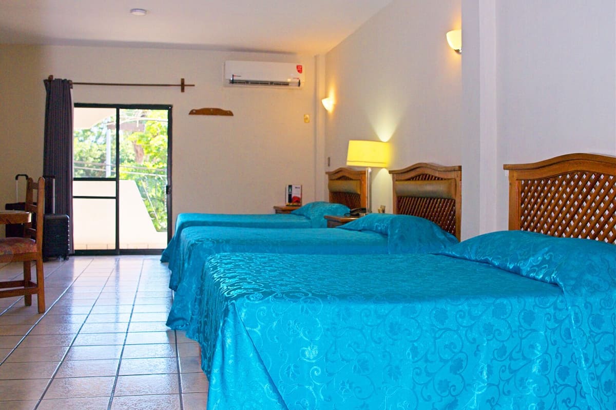 Driepersoonskamer | Een bureau, een laptopwerkplek, gratis wifi, beddengoed