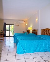 Triple Room | Desk, laptop workspace, free WiFi, bed sheets