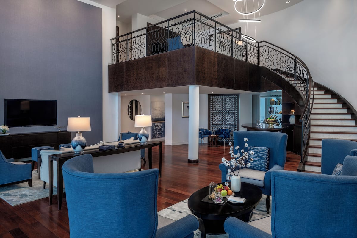 Suite (Sky) | Living area | 55-inch LED TV with satellite channels, TV