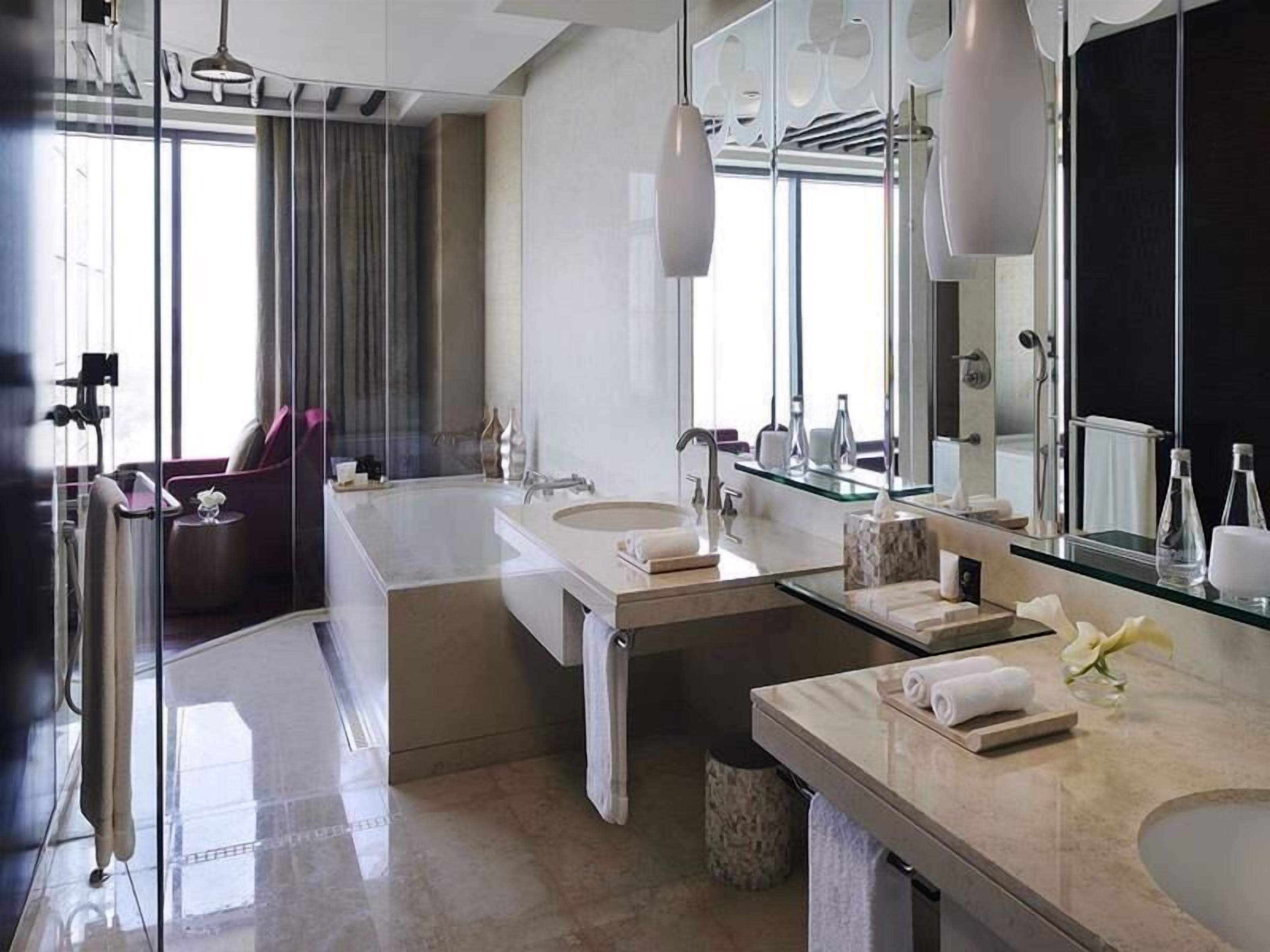 Bad | Separat badekar og dusj, regndusjhode og designertoalettartikler