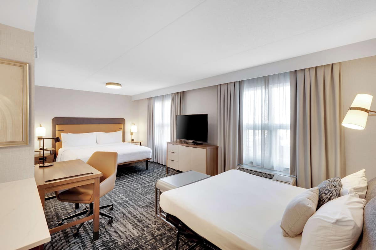 studio suite, 1 king bed, non smoking | hypo-allergenic bedding, in-room safe, iron/ironing board