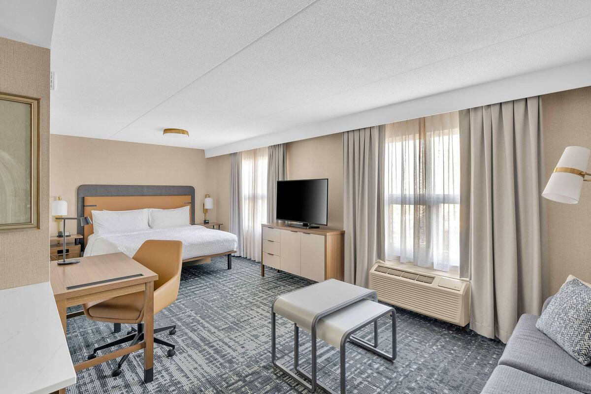 studio suite, 1 king bed, non smoking | living area | 32-inch lcd tv with digital channels, tv, pay films