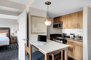 Full-size fridge, microwave, cookware/dishes/utensils - Homewood Suites by Hilton Toronto-Markham (Markham)