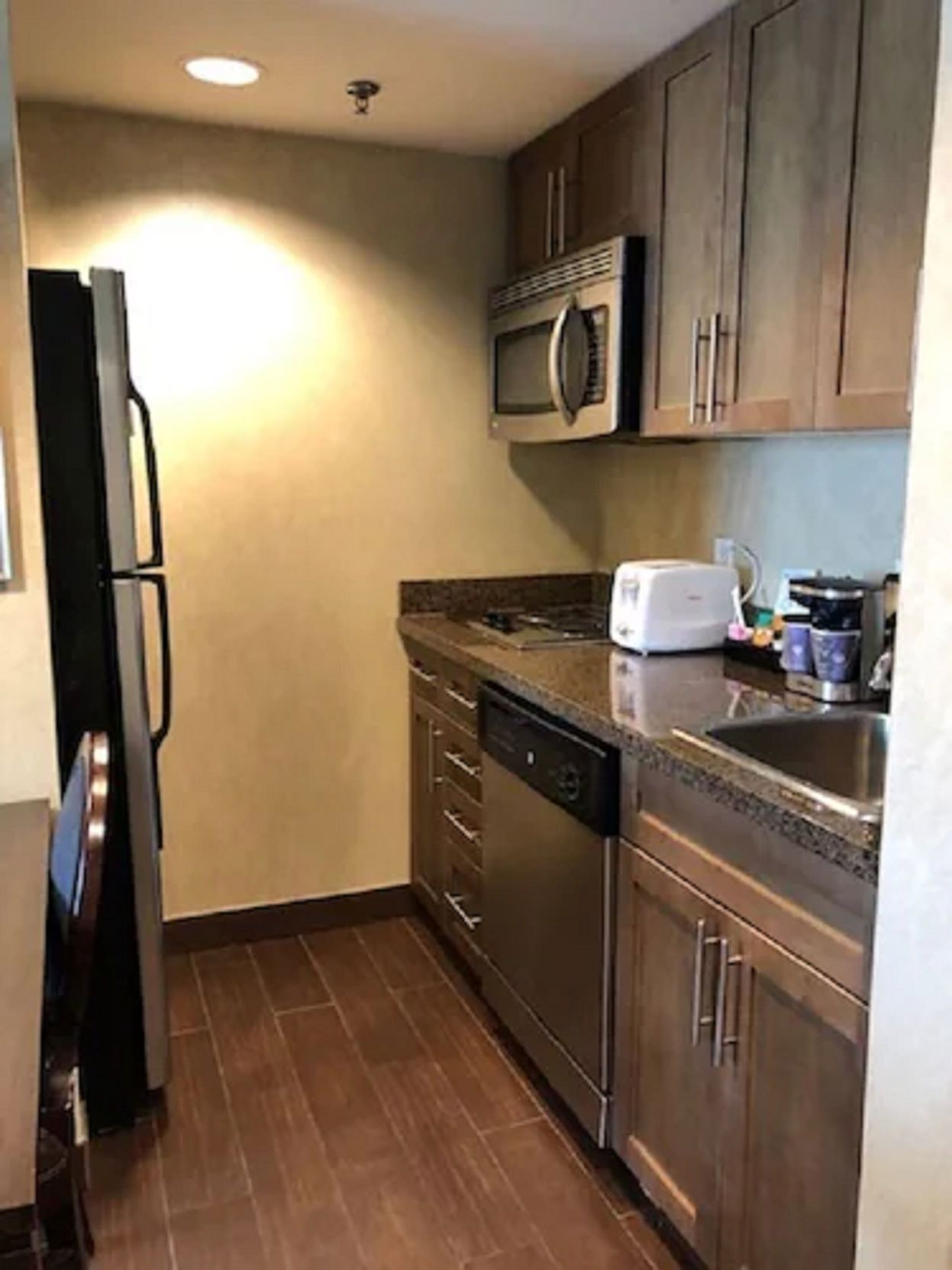 Private kitchen | Full-size fridge, microwave, cookware/dishes/utensils