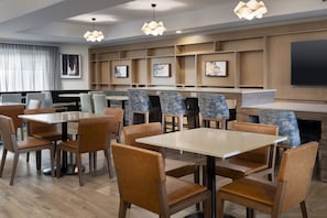Free continental breakfast  - Fairfield by Marriott Inn & Suites Fresno River Park (Fresno)