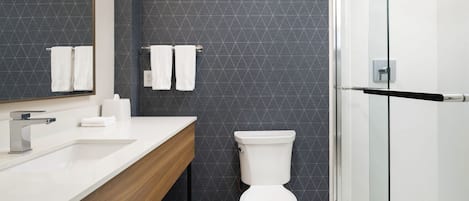 Tina con regadera, amenidades de baño gratuitas, secadora de cabello