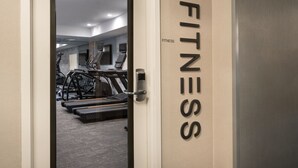 Ein Fitnessstudio mit Laufbändern und Trainingsgeräten.