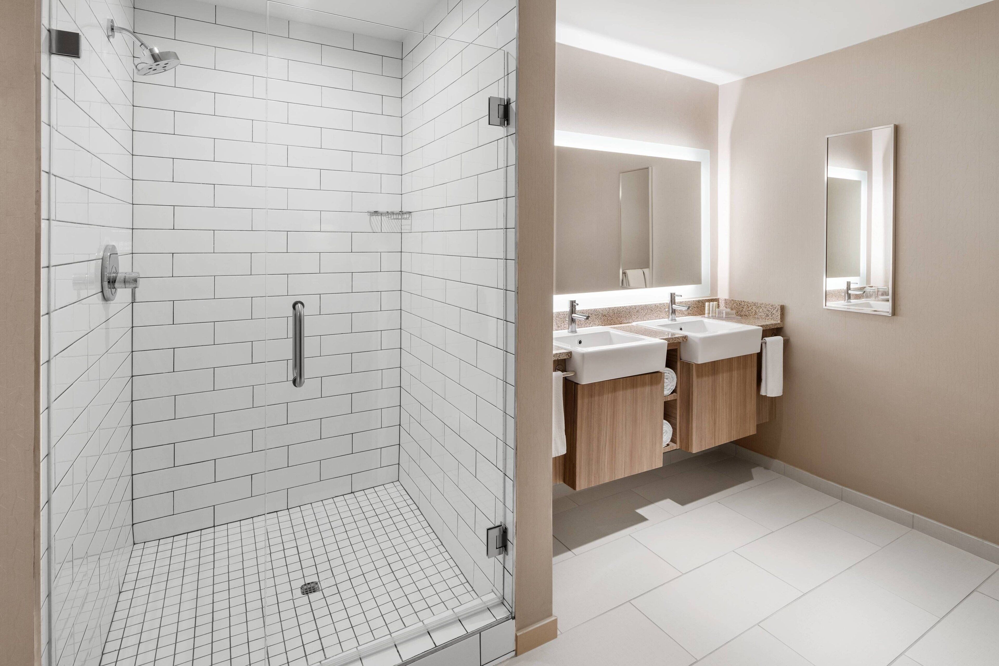 executive suite, 1 bedroom, non smoking, patio | bathroom | combined shower/bathtub, free toiletries, hair dryer, towels