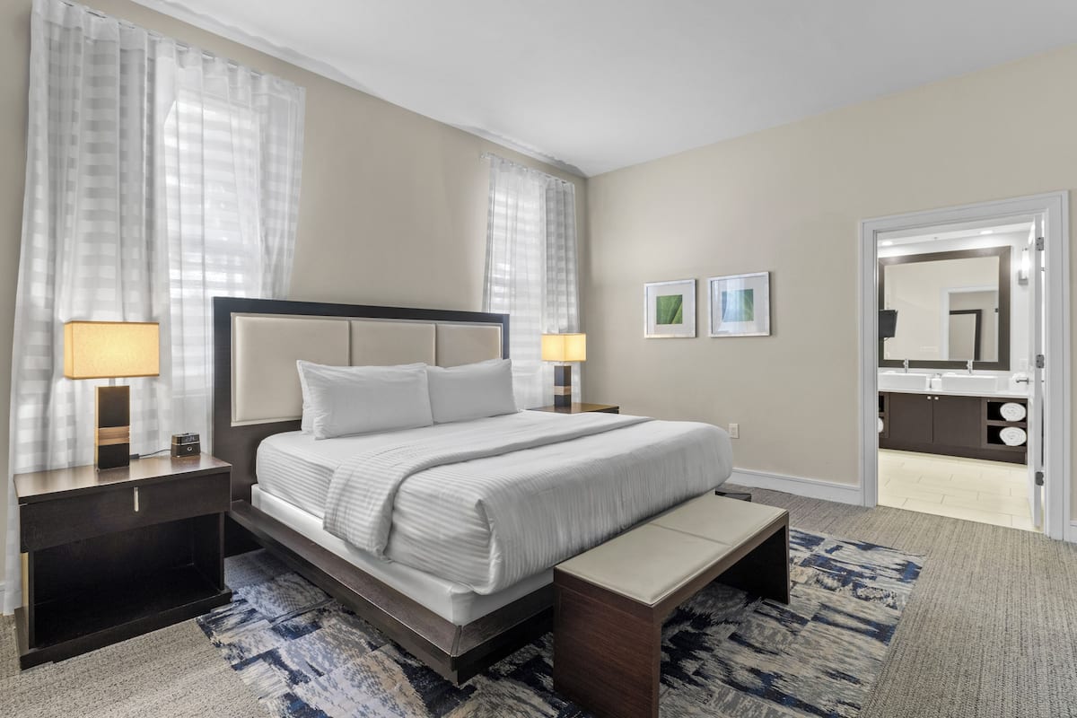 Svit Deluxe - 1 kingsize-säng med bäddsoffa - kök (Deluxe One Bedroom King Suite) | Sängtillbehör av högsta kvalitet och värdeförvaringsskåp på rummet
