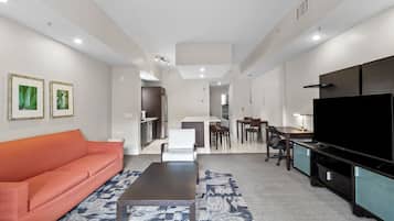 Suite Deluxe, letti multipli, cucina (Deluxe One Bedroom Double Suite) | Area soggiorno | TV a schermo piatto