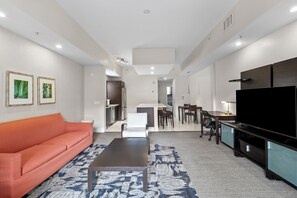 Suite – deluxe, flere senger, kjøkken (Deluxe One Bedroom Double Suite) | Oppholdsområde | Flatskjerm-TV