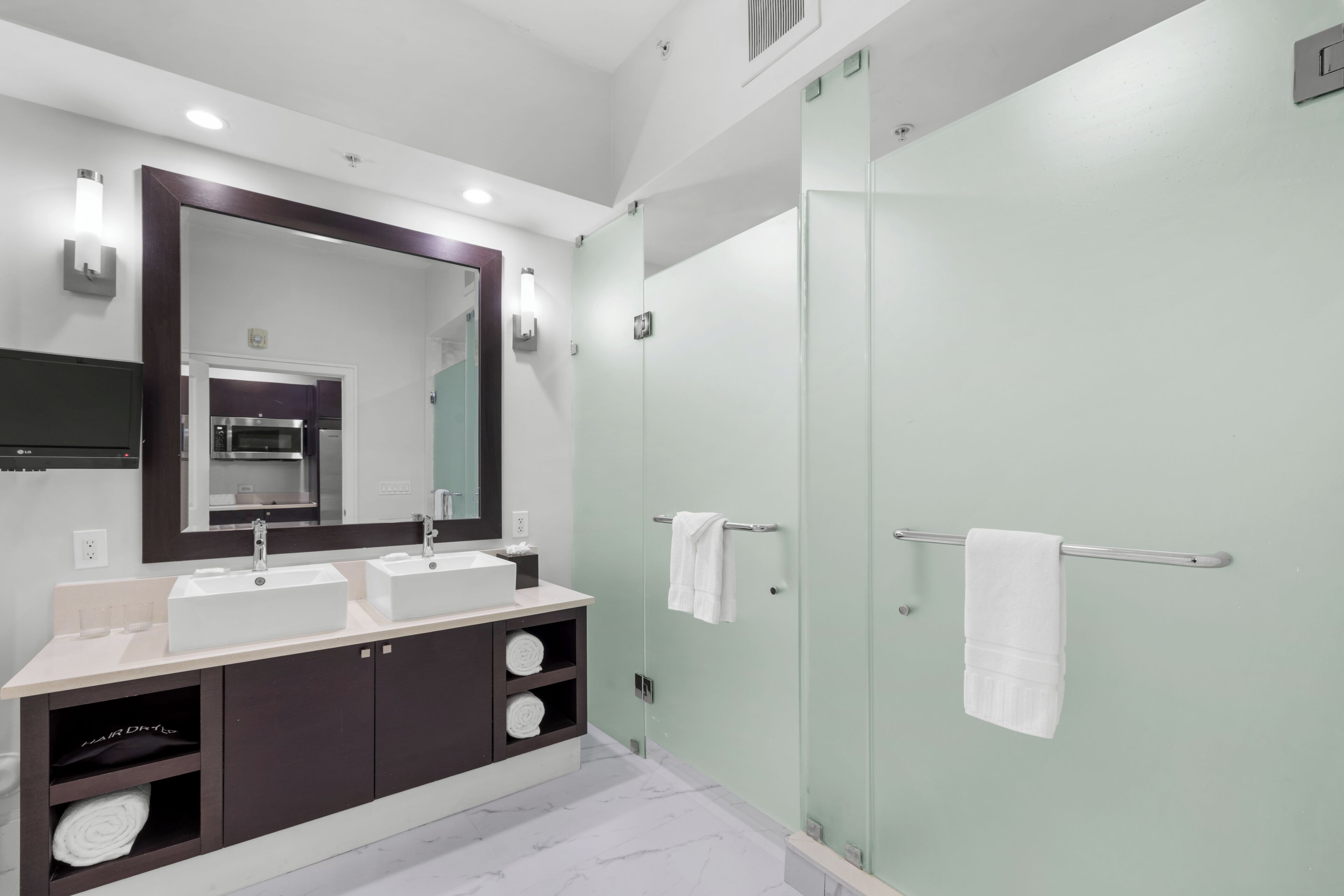 Suite superior, varias camas (Two Queen Suite) | Baño | Tina y regadera independientes y tina de hidromasaje 