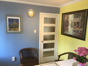 Lobby sitting area - Fuller Lake Motel (Chemainus)