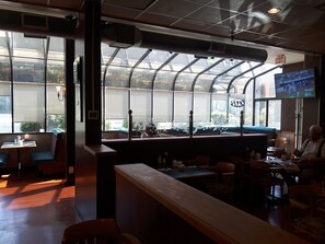 Breakfast, lunch and dinner served - Fuller Lake Motel (Chemainus)