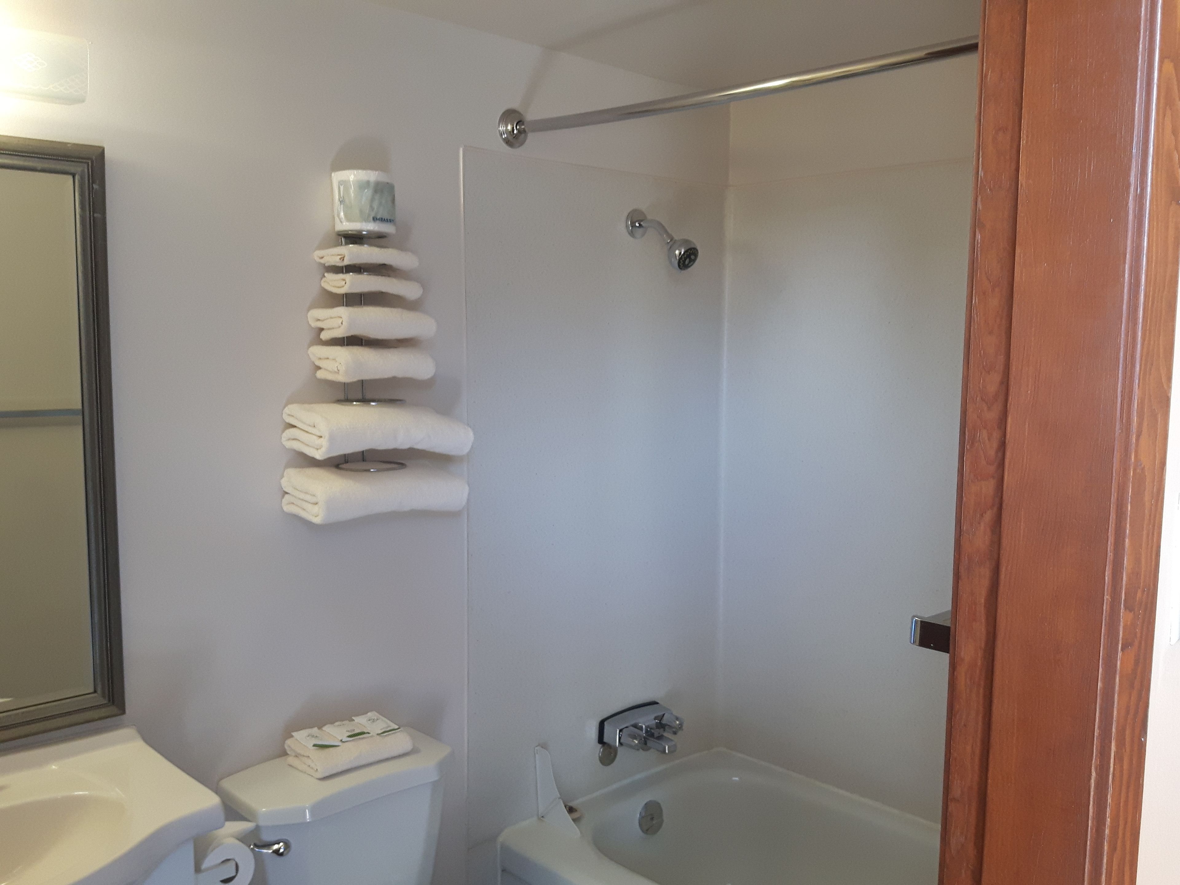 Une salle de bain équipée d’un WC, d’un lavabo et d’une baignoire. On y trouve également un porte-serviettes avec plusieurs serviettes.