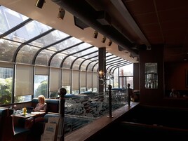 供应早餐、午餐和晚餐