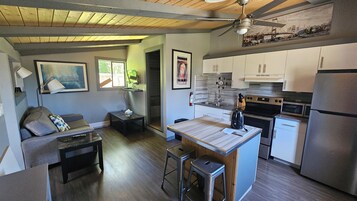 经典小屋 | 起居区 | 32-英寸LED 电视（配备数码频道）、电视、书