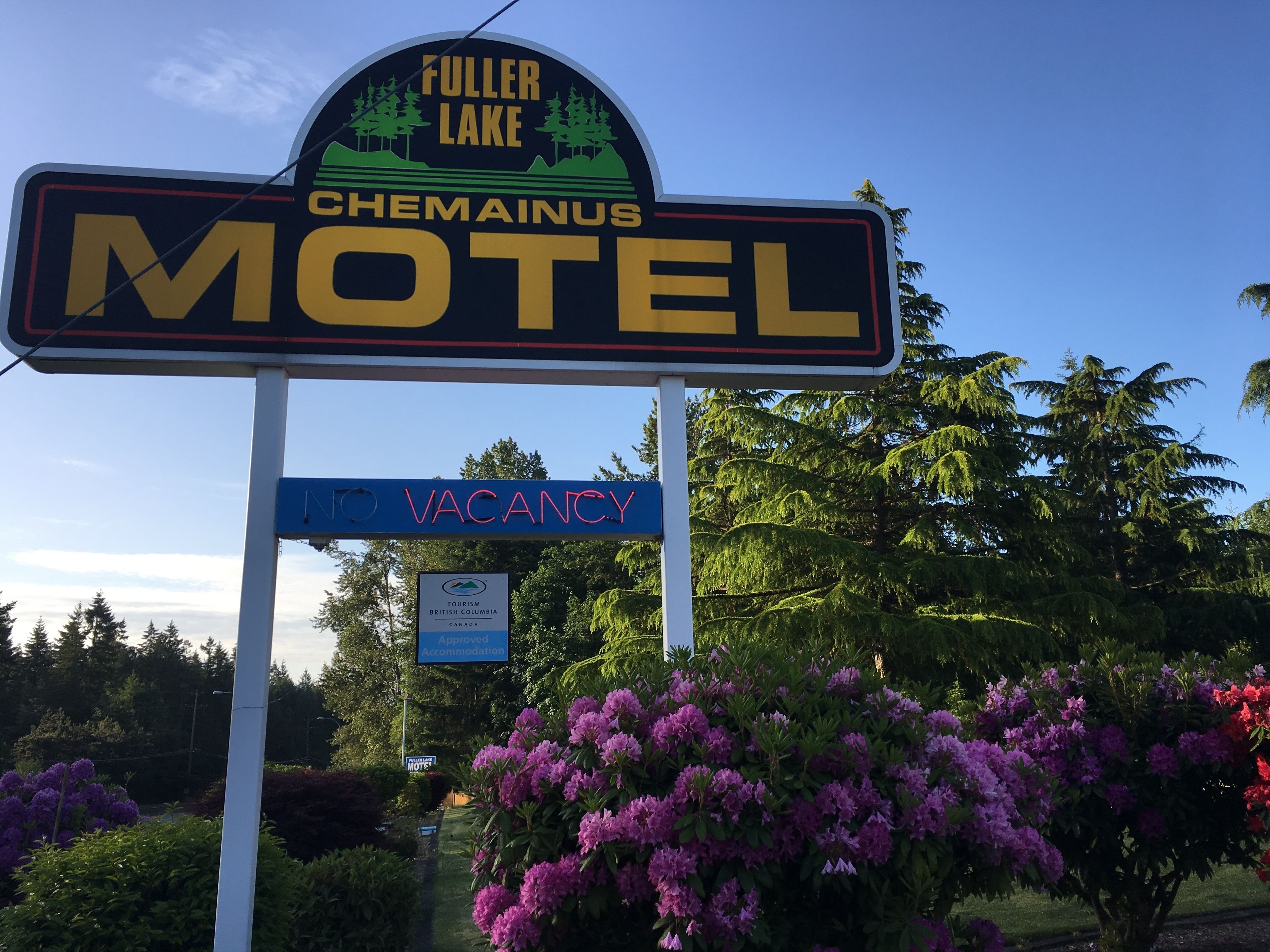 A motel sign with "FULLER LAKE CHEMAINUS MOTEL" and a "NO VACANCY" sign below it.