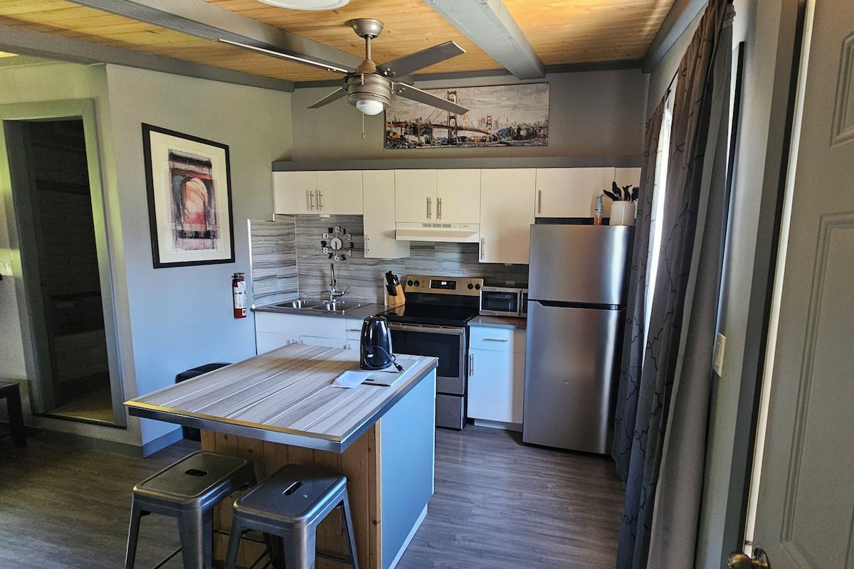 Classic Cabin | Private kitchen | Fridge, microwave, coffee/tea maker, electric kettle