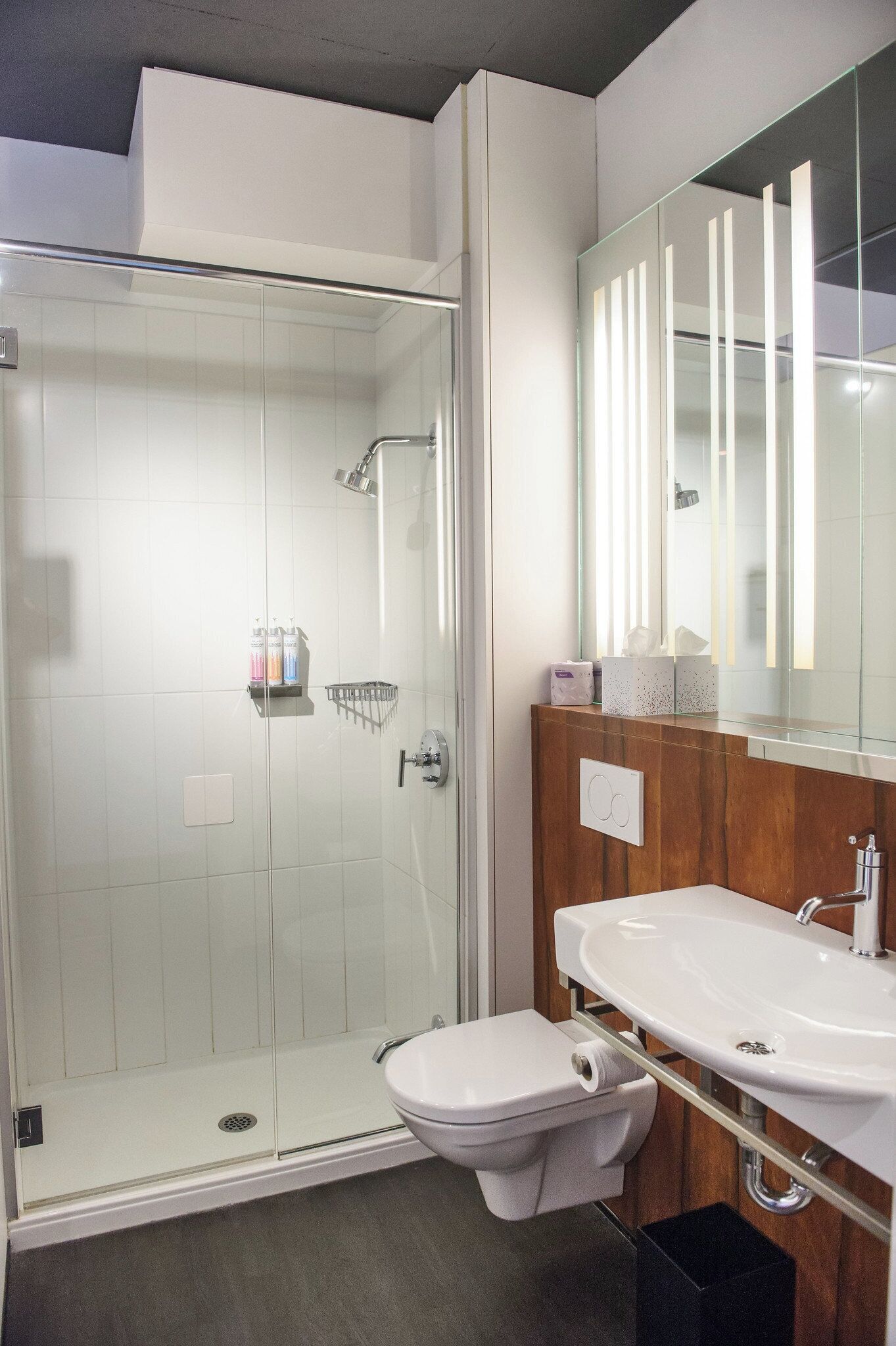 room, 1 queen bed | bathroom | combined shower/bathtub, designer toiletries, hair dryer, towels