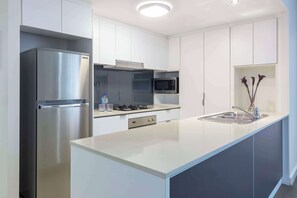 Desk, laptop workspace, iron/ironing board, cots/infant beds - Oaks Brisbane Festival Suites (Brisbane)