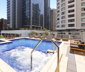 Outdoor pool, a heated pool - Oaks Brisbane Festival Suites (Brisbane)