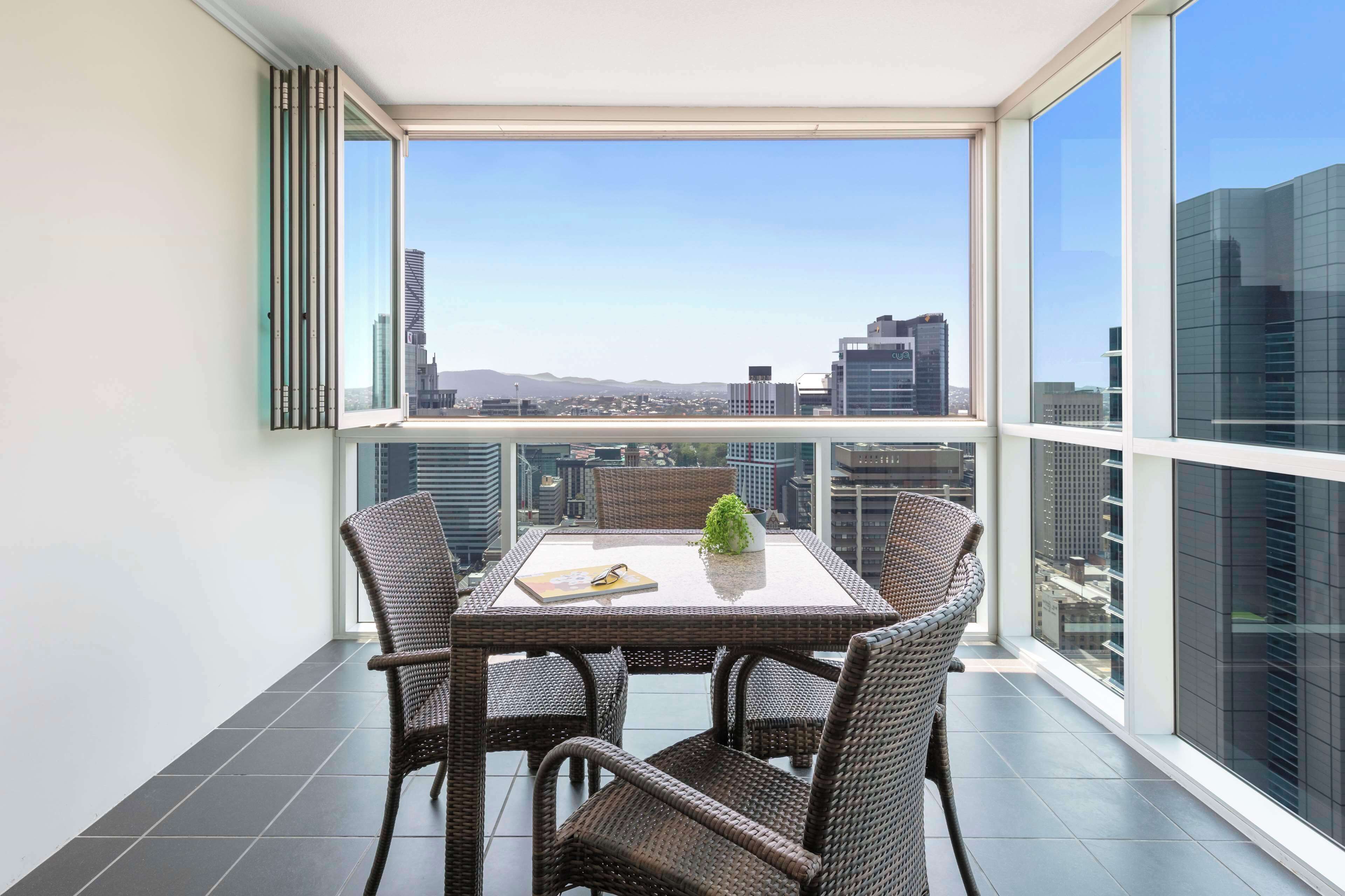 Työpöytä, kannettavalle tietokoneelle sopiva työtila