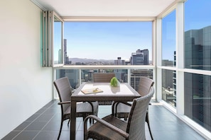 Bureau, espace de travail pour ordinateurs portables