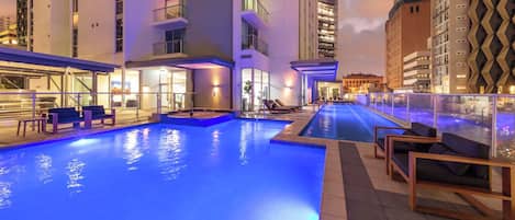 Utomhuspool och uppvärmd pool