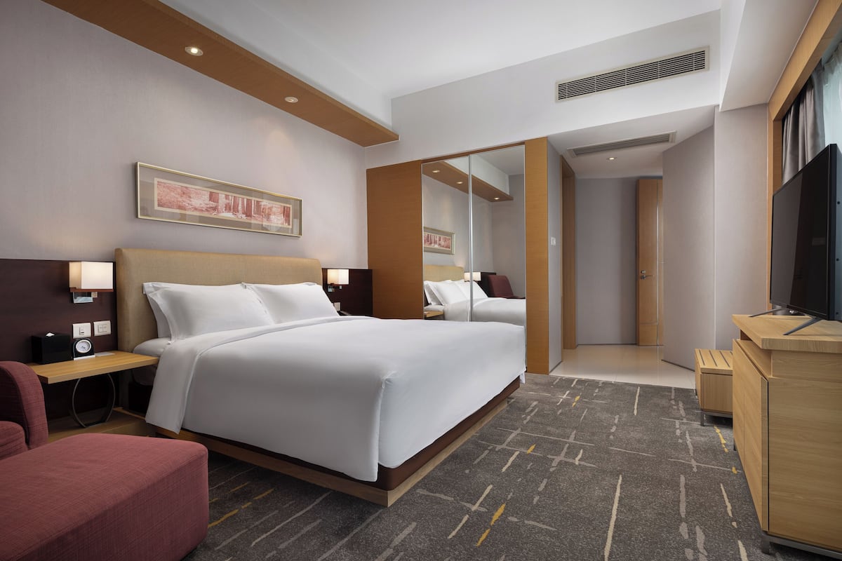 1 bedroom, premium bedding, free minibar items, in-room safe