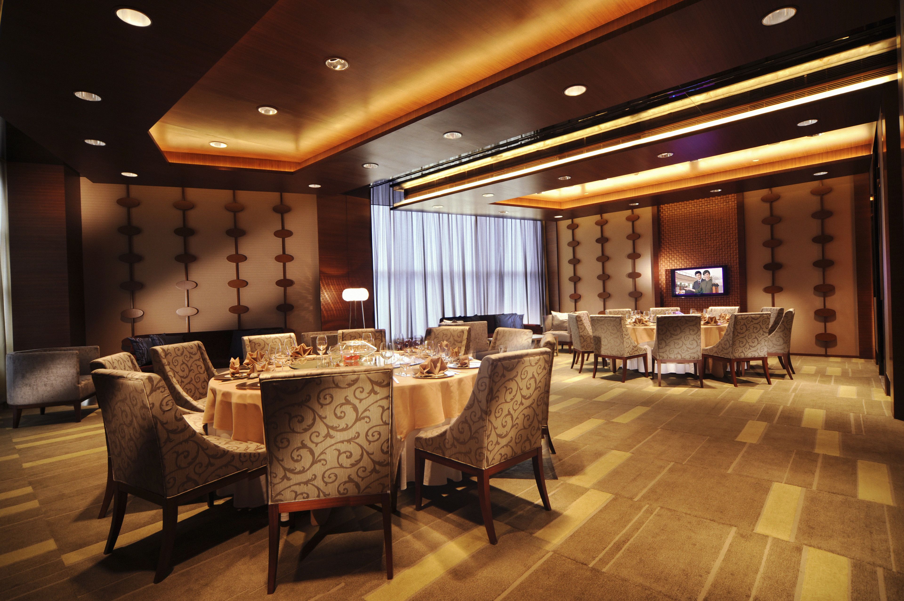 2 restaurants, breakfast served