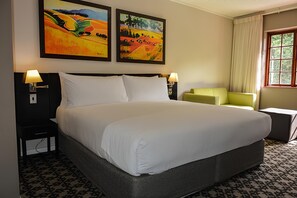 ミニバー、セーフティボックス (室内)、デスク、アイロン / アイロン台