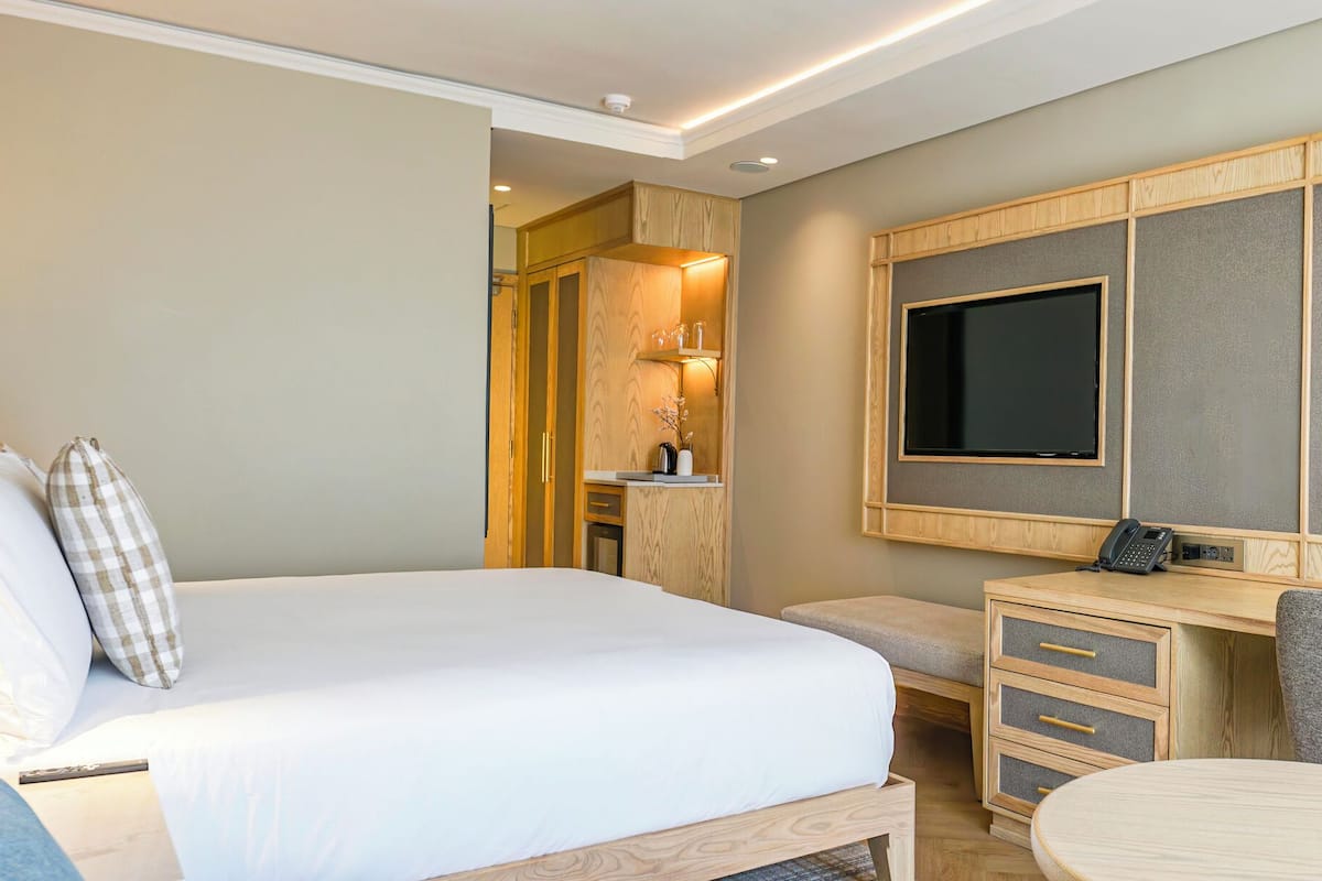 Minibar, in-room safe, desk, iron/ironing board