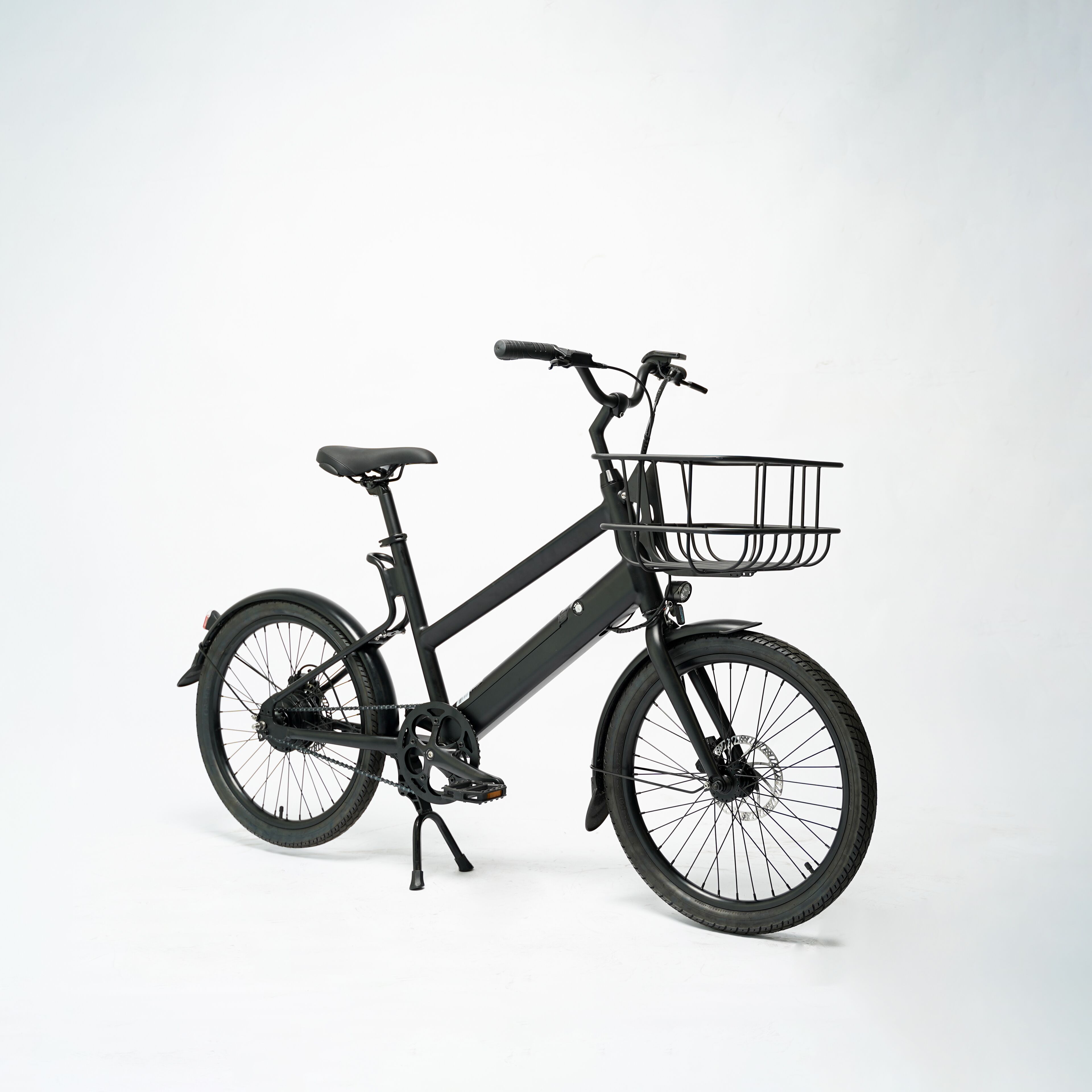 Una bicicleta negra estacionada con una canasta delantera, cadena y rueda trasera.