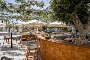2 bars/lounges, rooftop bar