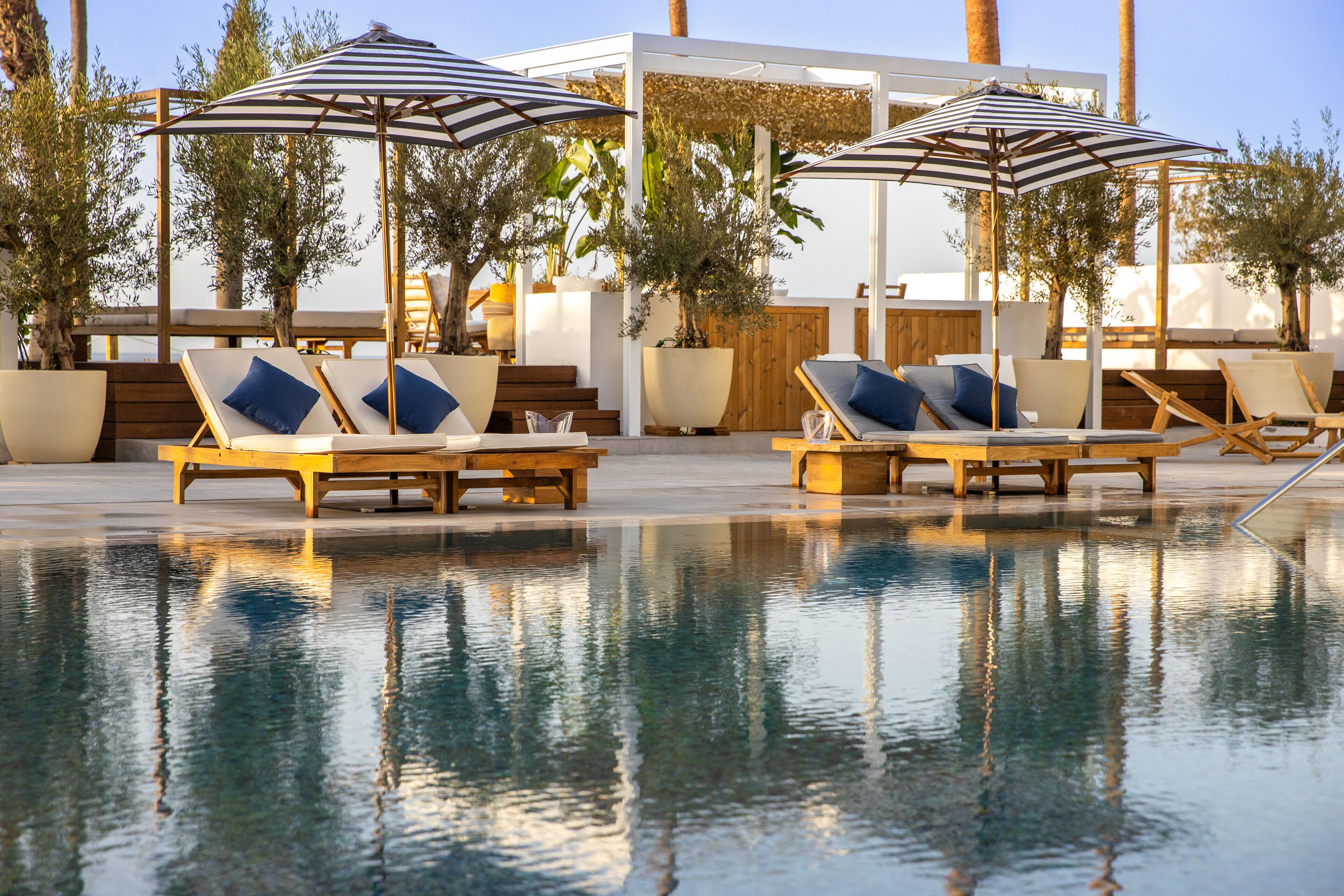 Kolam renang outdoor, dengan cabana (dengan biaya tambahan)