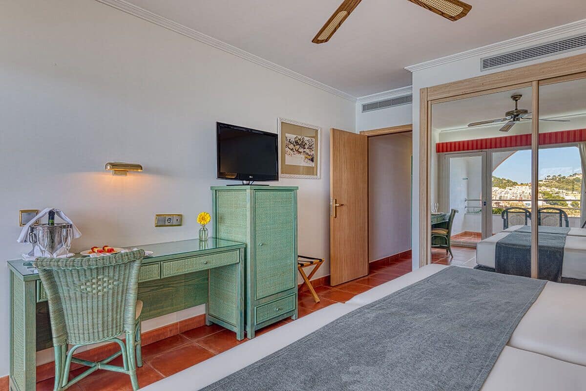 Minibar, värdeförvaringsskåp på rummet, skrivbord och ljudisolering