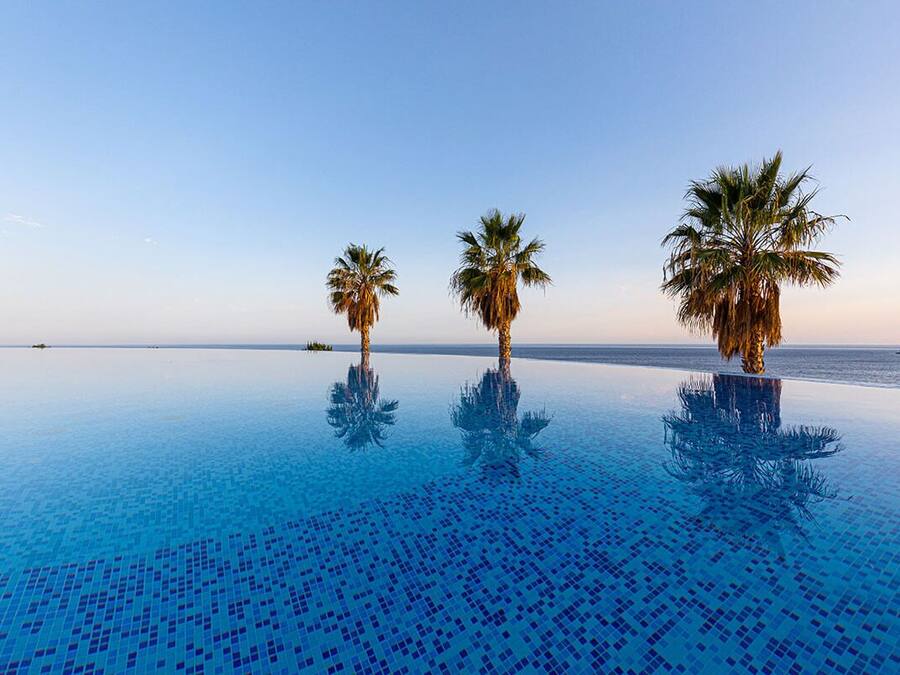 Sisäuima-allas, 3 ulkouima-allasta, aurinkovarjoja, aurinkotuoleja